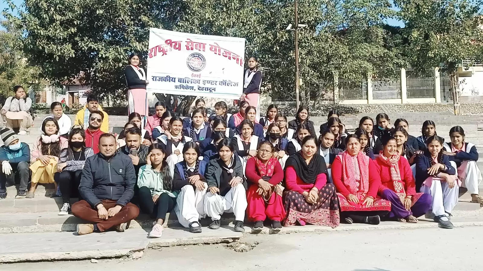  एनएसएस इकाई की छात्राओं ने स्पर्श गंगा अभियान की टीम के साथ चलाया गंगा स्वच्छता अभियान